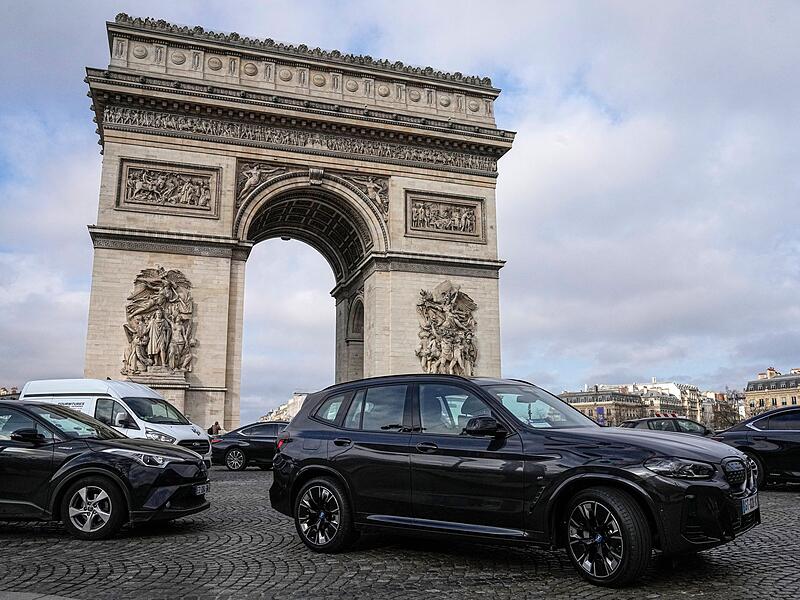 SUV in Paris.