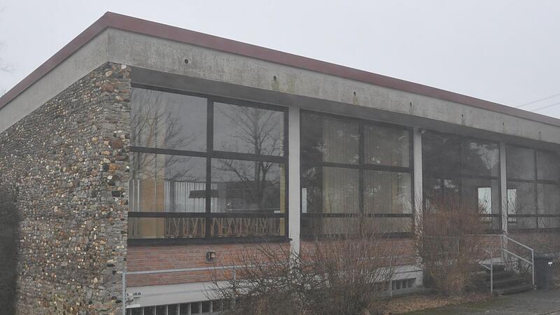 Eine junge Familie aus Ulm hat die alte Schule in Neuses gekauft und will ein Wohnhaus aus der Immobilie machen.