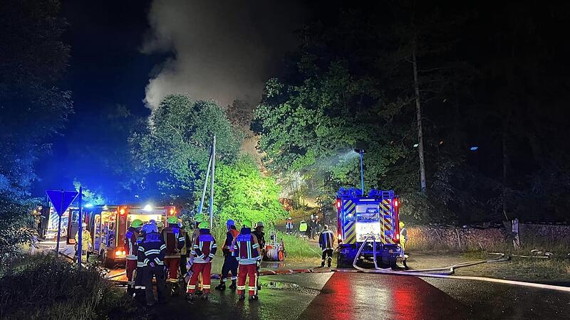 Kurz vor Mitternacht mussten zahlreiche Feuerwehren aus den Landkreisen Kulmbach und Kronach zu dem Brand bei Kirchleus ausrücken.