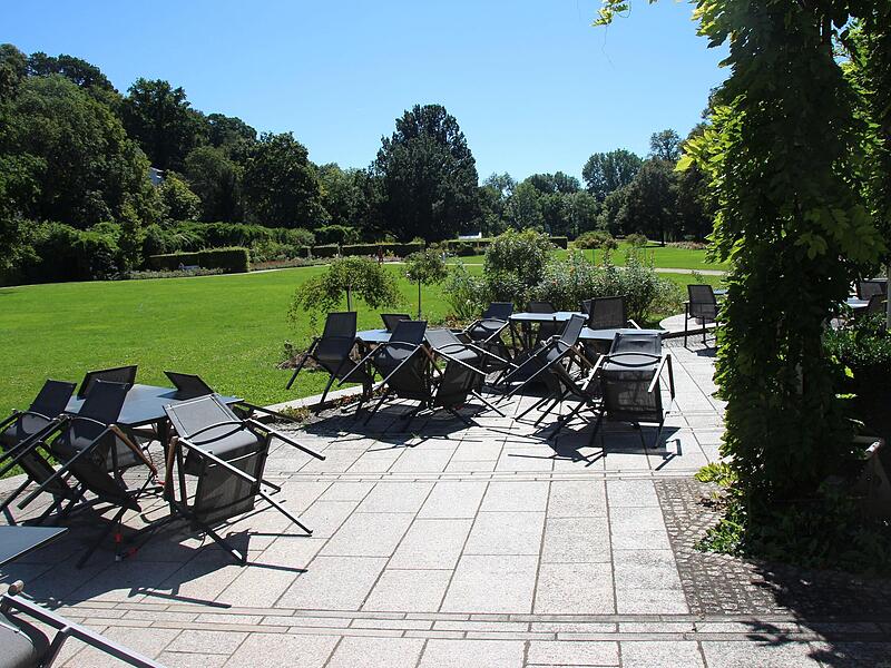 Blick von der Terrasse in den Coburger Rosengarten