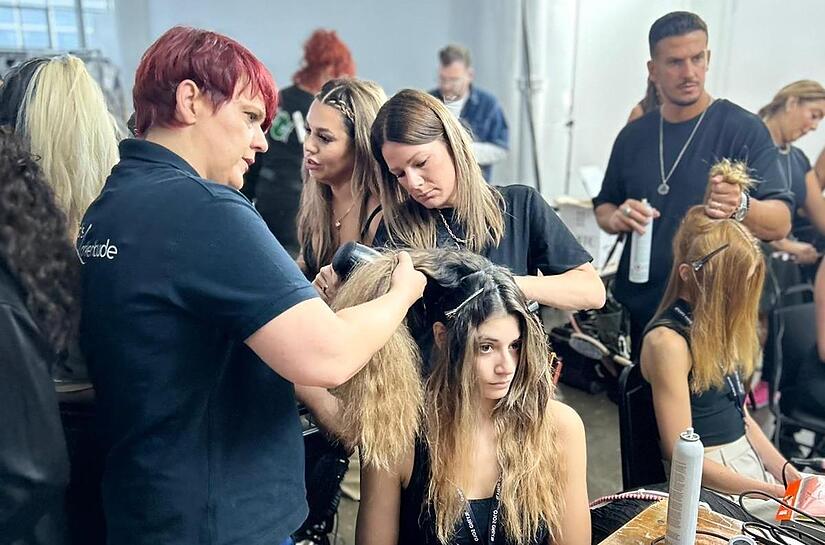 Eva Stevanello und Eileen Coburger bei der gemeinsamen Arbeit backstage in den Canoe Studios in New York, im Hintergrund Timon Schneider, ein weiterer deutscher Teilnehmer.