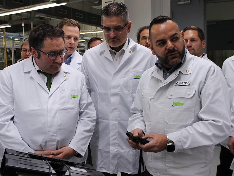 Innovativ und leistungsstark: Bei seinem Besuch am VALEO-Standort Bad Rodach sprach sich Staatssekretär Tobias Gotthardt (links) dafür aus, bessere Rahmenbedingungen für ein erfolgreiches Wirtschaften der heimischen Automobilindustrie zu schaffen.
