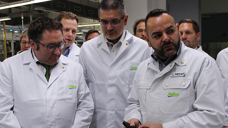 Innovativ und leistungsstark: Bei seinem Besuch am VALEO-Standort Bad Rodach sprach sich Staatssekret&auml;r Tobias Gotthardt (links) daf&uuml;r aus, bessere Rahmenbedingungen f&uuml;r ein erfolgreiches Wirtschaften der heimischen Automobilindustrie zu schaffen.