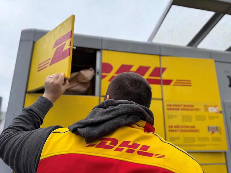 DHL-Paketbote an Packstation