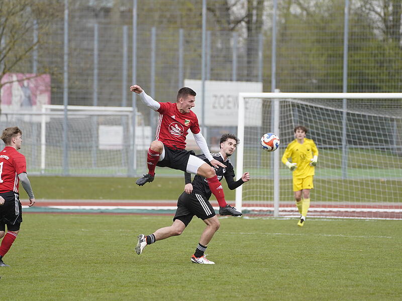 Der eingewechselte Buttenheimer Spielertrainer Patrick Hutzler leitet den Ball im Mittelfeld artistisch weiter.