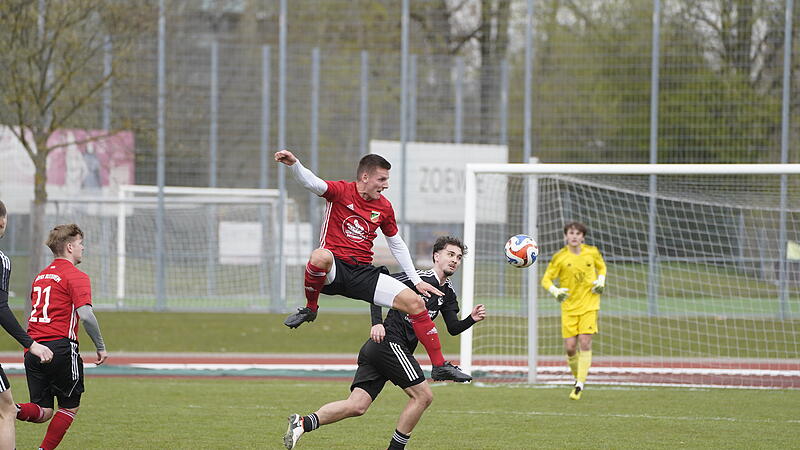 Der eingewechselte Buttenheimer Spielertrainer Patrick Hutzler leitet den Ball im Mittelfeld artistisch weiter. Der eingewechselte Buttenheimer Spielertrainer Patrick Hutzler leitet den Ball im Mittelfeld artistisch weiter.