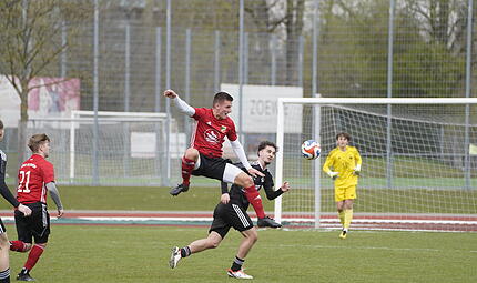 Der eingewechselte Buttenheimer Spielertrainer Patrick Hutzler leitet den Ball im Mittelfeld artistisch weiter.
