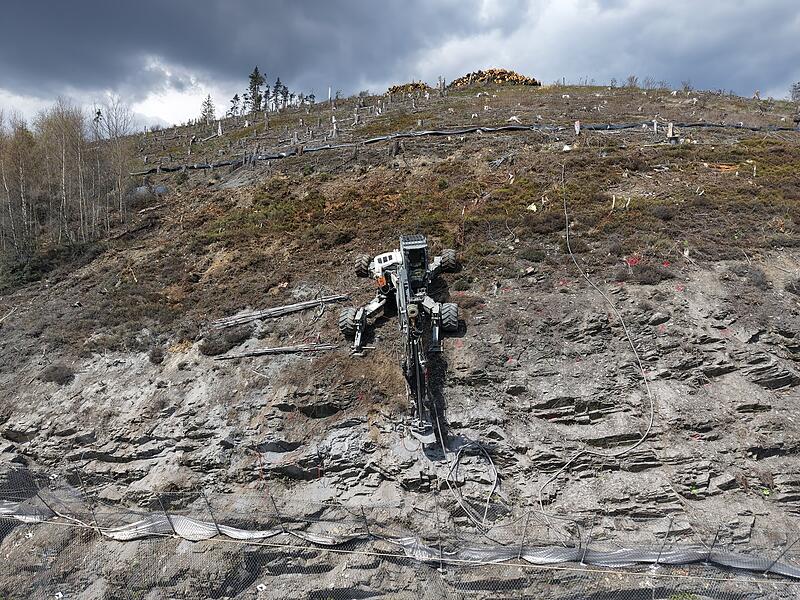 Mit seinem Schreitbagger sichert Christian Fehn derzeit den Steilhang in Ludwigsstadt oberhalb der Bahngleise.