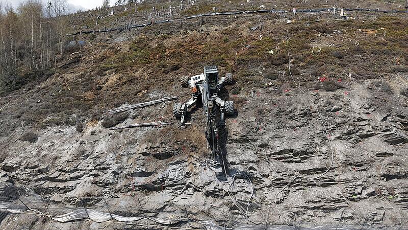 Mit seinem Schreitbagger sichert Christian Fehn derzeit den Steilhang in Ludwigsstadt oberhalb der Bahngleise.