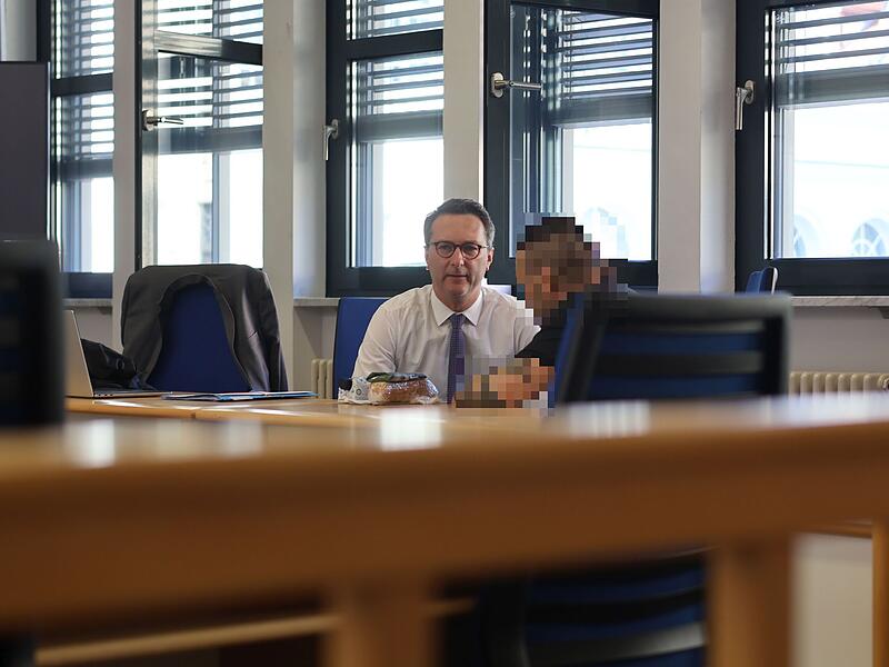 Rechtsanwalt Patrick Schmidt im Gespr&auml;ch mit seinem Mandanten, dem Angeklagten aus Forchheim.
