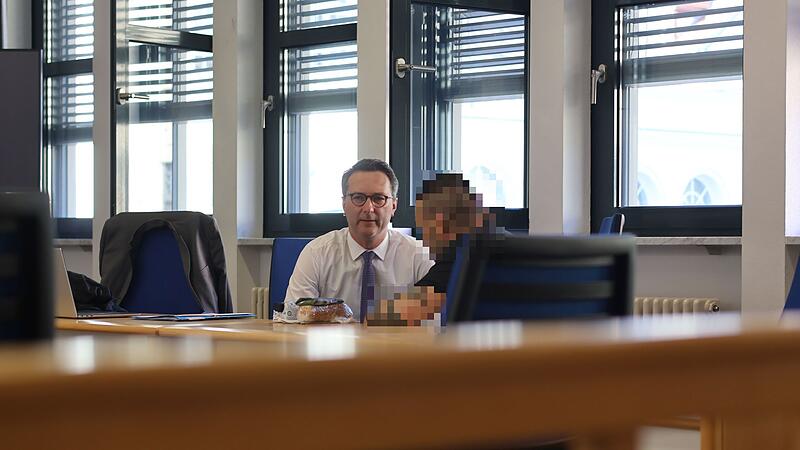 Rechtsanwalt Patrick Schmidt im Gespr&auml;ch mit seinem Mandanten, dem Angeklagten aus Forchheim.