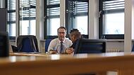 Rechtsanwalt Patrick Schmidt im Gespr&auml;ch mit seinem Mandanten, dem Angeklagten aus Forchheim.