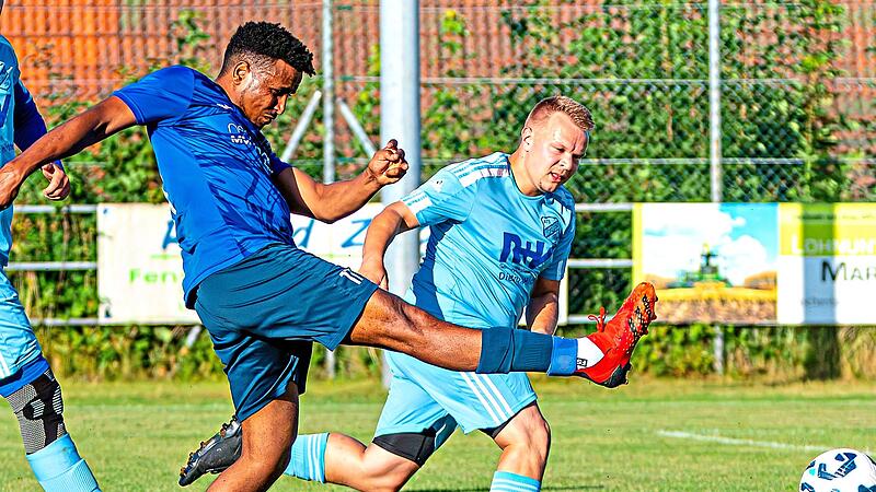 Daniel Tesfaldet vom VfB Kulmbach zieht ab. Der Wartenfelser Pascal Klier kann nur zusehen. Monika Limmer