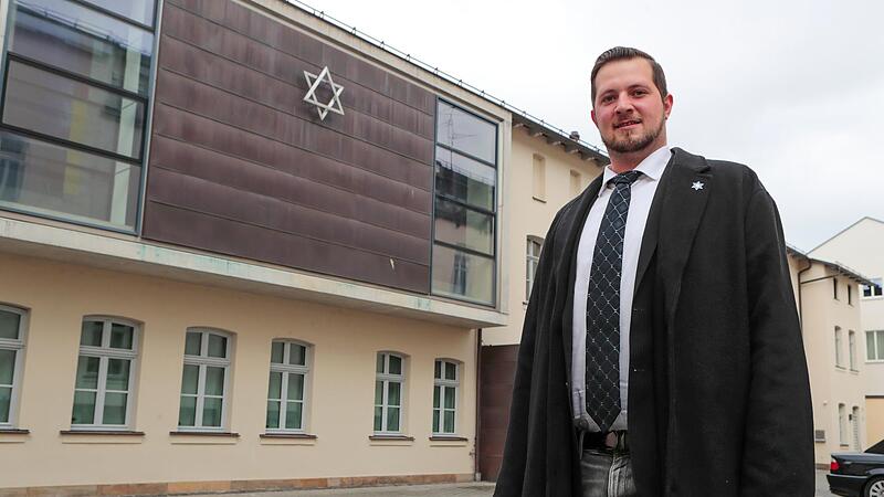 Patrick Nitzsche vor der Bamberger Synagoge in der Willy-Lessing-Stra&szlig;e