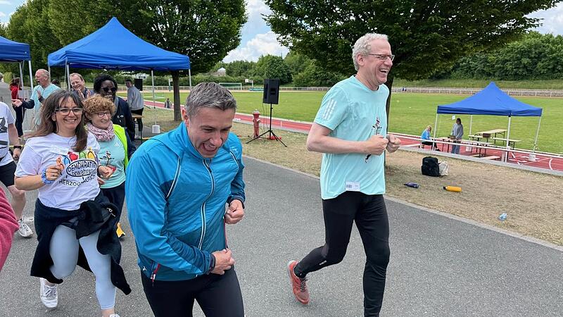 Bürgermeister German Hacker (rechts) führt das Team der Stadtverwaltung von Herzogenaurach an. Bürgermeister German Hacker (rechts) führt das Team der Stadtverwaltung von Herzogenaurach an.
