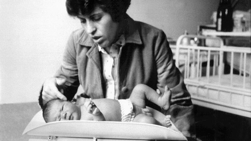 Erstes deutsches Retortenbaby Erlangen Der kleine Oliver W. wurde am 16. April 1982 in der Frauenklinik der Universität Erlangen geboren. Damals war er Deutschlands erstes Retortenbaby.