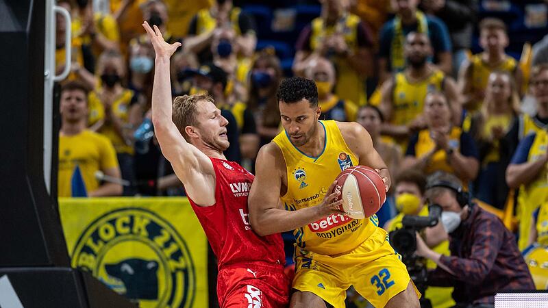 Im Schatten seines Nationalmannschaftskollegen Johannes Thiemann (rechts) stand Bambergs Christian Sengfelder.  Der Berliner kam auf 19 Punkte, der Brose-Kapit&auml;n blieb blass und bei sieben Z&auml;hlern h&auml;ngen.