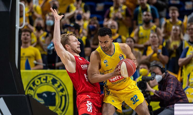 Im Schatten seines Nationalmannschaftskollegen Johannes Thiemann (rechts) stand Bambergs Christian Sengfelder. Der Berliner kam auf 19 Punkte, der Brose-Kapitän blieb blass und bei sieben Zählern hängen. Im Schatten seines Nationalmannschaftskollegen Johannes Thiemann (rechts) stand Bambergs Christian Sengfelder. Der Berliner kam auf 19 Punkte, der Brose-Kapitän blieb blass und bei sieben Zählern hängen.