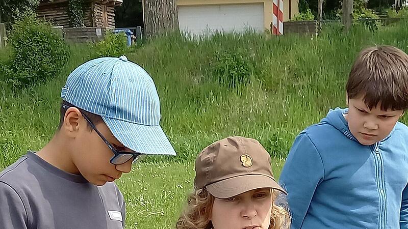 Amelie N&ouml;th vom Biosph&auml;renzentrum Rh&ouml;n beim Erkunden der Wiese.