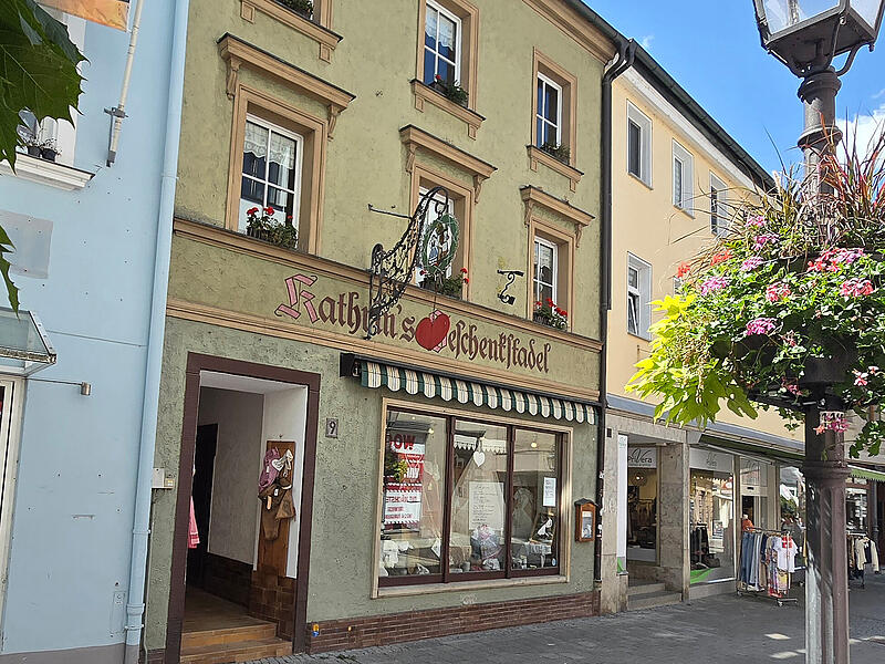 Die Langgasse 9 mit &bdquo;Kathrins Geschenkstadel&ldquo;.  Das Haus ist verkauft worden. Der neue Besitzer will das historische Geb&auml;ude r&uuml;ckbauen und Studentenwohnungen errichten. Baubeginn soll im Mai oder Juni sein.