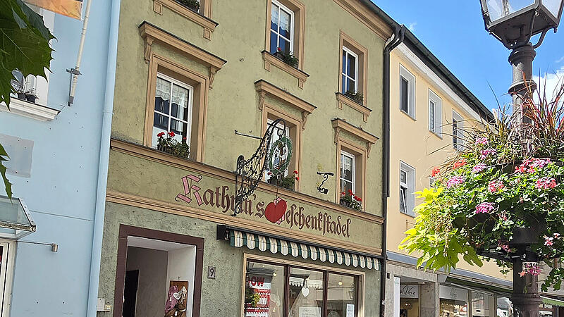 Die Langgasse 9 mit &bdquo;Kathrins Geschenkstadel&ldquo;.  Das Haus ist verkauft worden. Der neue Besitzer will das historische Geb&auml;ude r&uuml;ckbauen und Studentenwohnungen errichten. Baubeginn soll im Mai oder Juni sein.