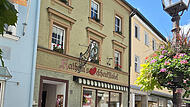 Die Langgasse 9 mit &bdquo;Kathrins Geschenkstadel&ldquo;.  Das Haus ist verkauft worden. Der neue Besitzer will das historische Geb&auml;ude r&uuml;ckbauen und Studentenwohnungen errichten. Baubeginn soll im Mai oder Juni sein.