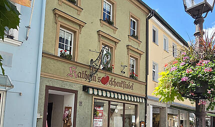 Die Langgasse 9 mit „Kathrins Geschenkstadel“. Das Haus ist verkauft worden. Der neue Besitzer will das historische Gebäude rückbauen und Studentenwohnungen errichten. Baubeginn soll im Mai oder Juni sein. Die Langgasse 9 mit „Kathrins Geschenkstadel“. Das Haus ist verkauft worden. Der neue Besitzer will das historische Gebäude rückbauen und Studentenwohnungen errichten. Baubeginn soll im Mai oder Juni sein.