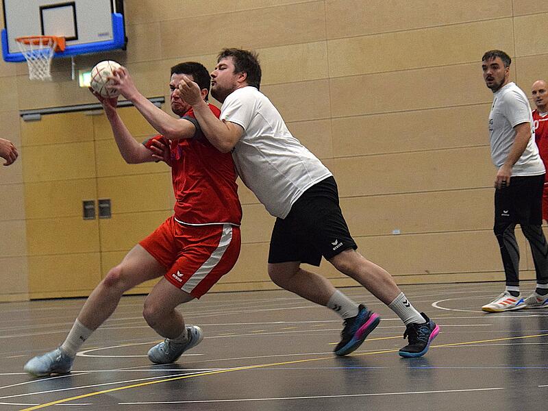 Handball aus der Rhön Markus Schmitt im Zweikampf gegen den HSC-Spieler.