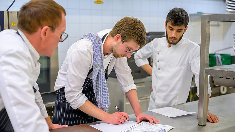 Der Gesch&auml;ftsf&uuml;hrer von Naupaka Poke Benedikt D&ouml;ring mit zwei seiner Mitarbeiter.