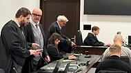 Die Verteidiger und ihre Mandanten im sogenannten Kopfschuss-Prozess.