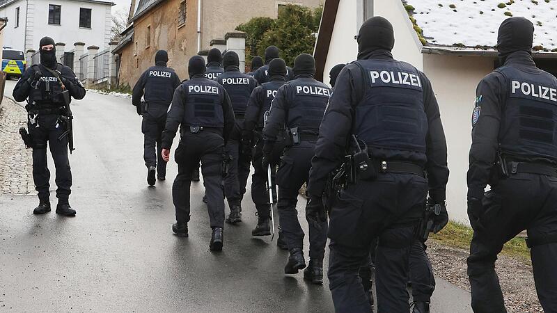Die Bundesanwaltschaft hat am 7. Dezember mehrere Menschen aus der sogenannten &bdquo;Reichsb&uuml;rgerszene&ldquo; im Zuge einer Razzia festnehmen lassen.