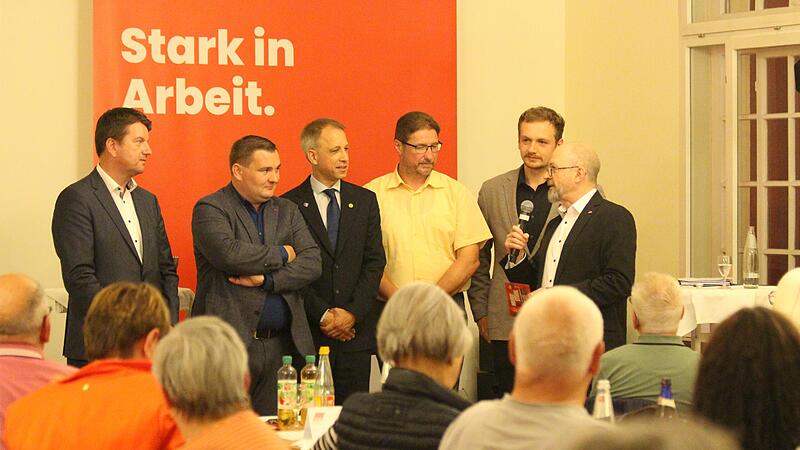 Moderator und unterfränkischer DGB-Regionsvorsitzender Frank Firsching (rechts) bittet die anwesenden fünf Landtagskandidaten (von links) Sandro Kirchner, René van Eckert, Mark Decker, Matthias Kleren und Max Hümmer zur Abschluss-Fragerunde. Moderator und unterfränkischer DGB-Regionsvorsitzender Frank Firsching (rechts) bittet die anwesenden fünf Landtagskandidaten (von links) Sandro Kirchner, René van Eckert, Mark Decker, Matthias Kleren und Max Hümmer zur Abschluss-Fragerunde.