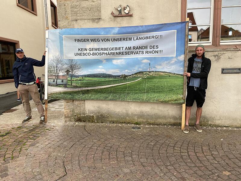 Demo am Marktplatz Hammelburg gegen Gewerbepark Saaletal IVDemo am Marktplatz Hammelburg gegen Gewerbepark Saaletal IV Über 100 Westheimerinnen und Westheimer demonstrierten in Hammelburg gegen das geplante Gewerbegebiet.