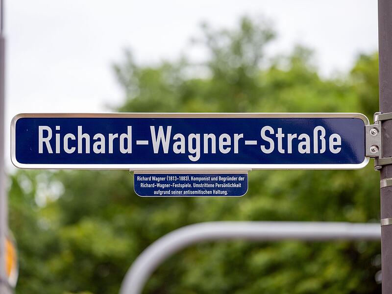 Zusatzbeschilderung f&uuml;r historisch belastete Stra&szlig;ennamen