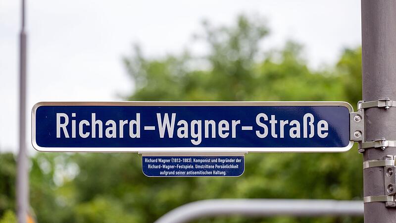 Zusatzbeschilderung f&uuml;r historisch belastete Stra&szlig;ennamen