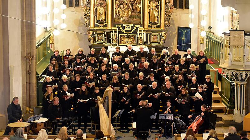 Mit dem Requiem von John Rutter führte die Kulmbacher Kantorei am Totensonntag zusammen mit einem Instrumentalensemble ein außergewöhnliches Werk auf. Mit dem Requiem von John Rutter führte die Kulmbacher Kantorei am Totensonntag zusammen mit einem Instrumentalensemble ein außergewöhnliches Werk auf.