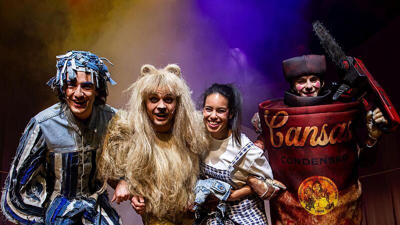 &bdquo;Der Zauberer von Oz&ldquo; feierte Premiere im Globe Coburg (von links): Nils Svenja Thomas als Vogelscheuche, Florian Graf als feiger L&ouml;we, Milena Weber als Dorothy und Hans Ehlers als Blechmann.