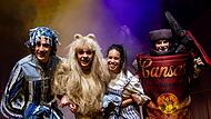 „Der Zauberer von Oz“ feierte Premiere im Globe Coburg (von links): Nils Svenja Thomas als Vogelscheuche, Florian Graf als feiger Löwe, Milena Weber als Dorothy und Hans Ehlers als Blechmann. „Der Zauberer von Oz“ feierte Premiere im Globe Coburg (von links): Nils Svenja Thomas als Vogelscheuche, Florian Graf als feiger Löwe, Milena Weber als Dorothy und Hans Ehlers als Blechmann.