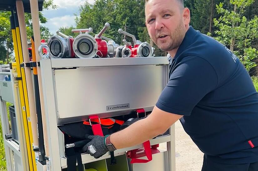 Enrico Delfino von der Freiwilligen Feuerwehr Heroldsberg zeigt den neuen Waldbrand-Rollcontainer.