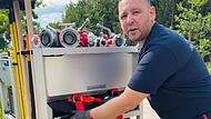 Enrico Delfino von der Freiwilligen Feuerwehr Heroldsberg zeigt den neuen Waldbrand-Rollcontainer.