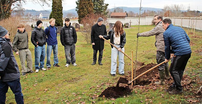 Die Konfirmanden und Kirchenvorst&auml;nde legten unter Anleitung der Angeh&ouml;rigen des Gartenbauvereins Hand an, um die Jungb&auml;ume sachgerecht in die Erde zu bringen