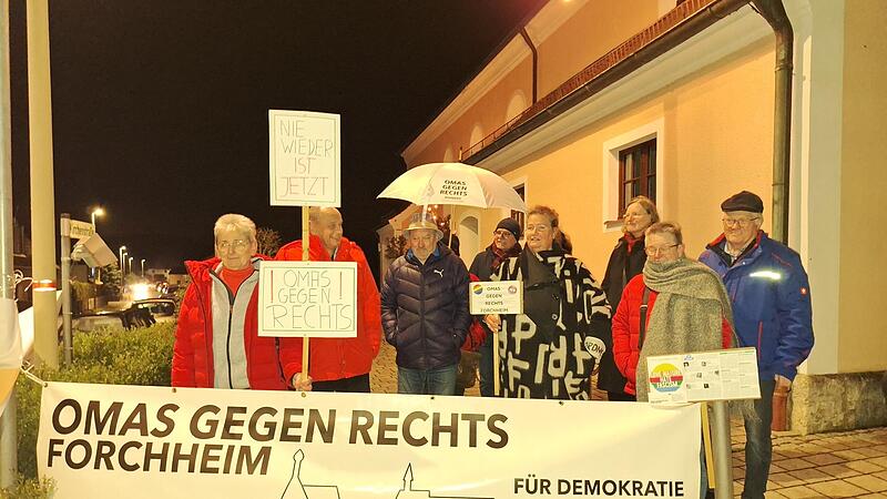 Eine Gruppe der Forchheimer Initiative &bdquo;Omas gegen Rechts&ldquo; demonstrierte gegen die AfD-Versammlung.Forchheim & Fr&auml;nkische Schweiz