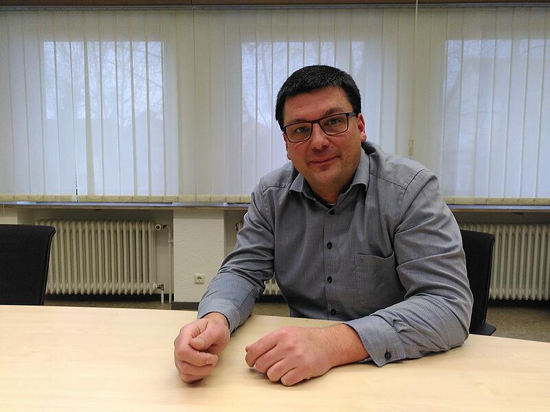 Gundelsheims B&uuml;rgermeister Jonas Merzbacher (SPD) will anpacken und eine L&ouml;sung f&uuml;r die verlassene Seniorin finden.