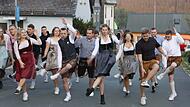 Zu Beginn führten verschiedene Gruppen Tänze am ehemaligen Dreschhallenplatz auf.