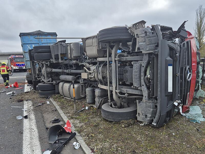 Unfall mit LKW und Autobahnmeisterei auf A73 bei Neustadt Unfall mit LKW und Autobahnmeisterei auf A73 bei Neustadt