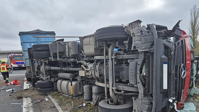 Unfall mit LKW und Autobahnmeisterei auf A73 bei Neustadt