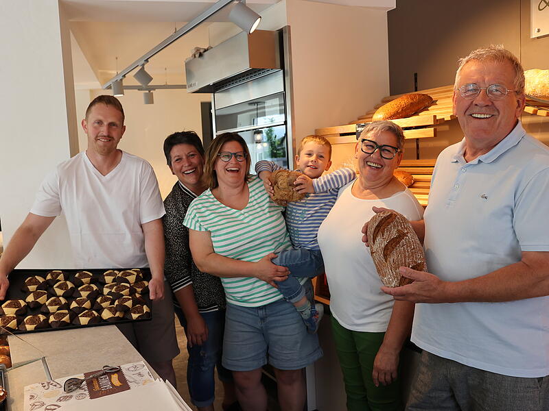 Wenn die ganze Familie mithilft, dann funktioniert das Gesch&auml;ft: B&auml;ckermeister Marco Huber, Katja Linhardt, B&auml;ckermeisterin Nina Huber mit Sohn Xaver und dem bisherigen B&auml;ckerehepaar Andrea und Hans G&ouml;tz.
