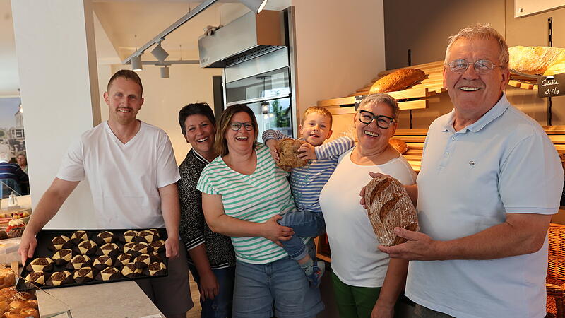 Wenn die ganze Familie mithilft, dann funktioniert das Geschäft: Bäckermeister Marco Huber, Katja Linhardt, Bäckermeisterin Nina Huber mit Sohn Xaver und dem bisherigen Bäckerehepaar Andrea und Hans Götz. Wenn die ganze Familie mithilft, dann funktioniert das Geschäft: Bäckermeister Marco Huber, Katja Linhardt, Bäckermeisterin Nina Huber mit Sohn Xaver und dem bisherigen Bäckerehepaar Andrea und Hans Götz.