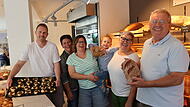 Wenn die ganze Familie mithilft, dann funktioniert das Geschäft: Bäckermeister Marco Huber, Katja Linhardt, Bäckermeisterin Nina Huber mit Sohn Xaver und dem bisherigen Bäckerehepaar Andrea und Hans Götz. Wenn die ganze Familie mithilft, dann funktioniert das Geschäft: Bäckermeister Marco Huber, Katja Linhardt, Bäckermeisterin Nina Huber mit Sohn Xaver und dem bisherigen Bäckerehepaar Andrea und Hans Götz.