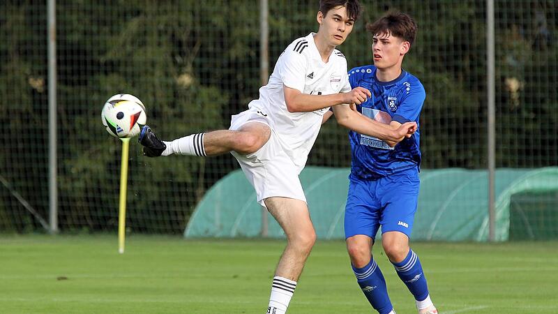 Gekonnt leitet der Harnsbacher Joshua Strasser den Ball weiter, obwohl er vom Ebinger Hannes Kustra bedr&auml;ngt wird.